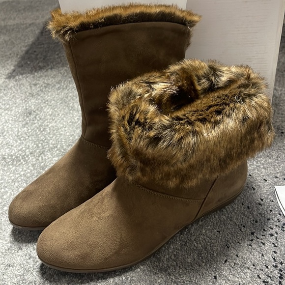 ALDO Women's Faux-Fur Winter Boots - Picture 2 of 6